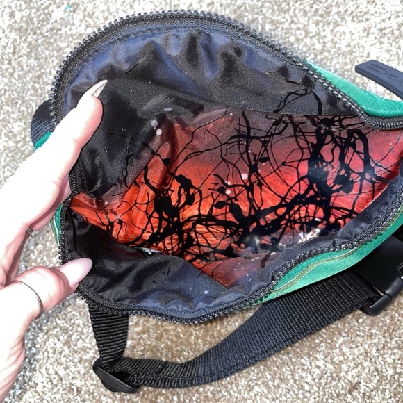 STRANGER THINGS LE 1986 HAWKINS TIGERS FANNY PACK BAG belt bag green/yellow - Picture 4 of 5